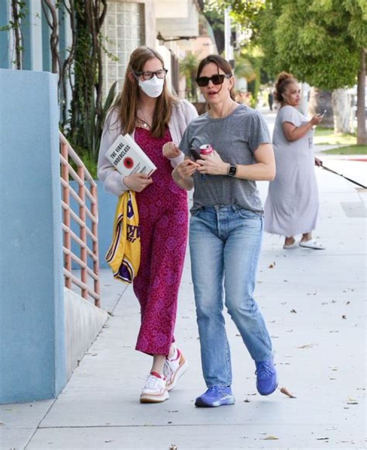 Jennifer Garner's Daughter's Mask-Wearing Explored