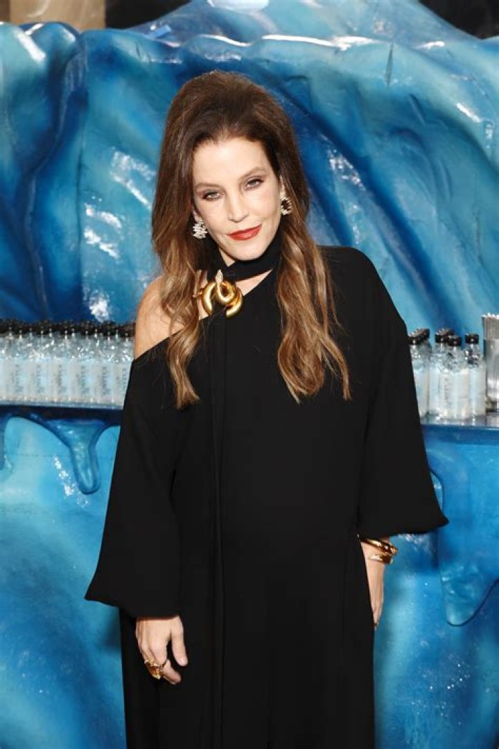 Mesmerizing Eyes Of Lisa Marie Presley: A Captivating Azure
