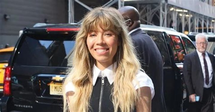 Paparazzi Invasion: Jennette McCurdy Harassed In Hawaii